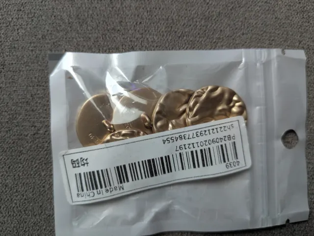 5 Botones dorados
6 botones de elefantes