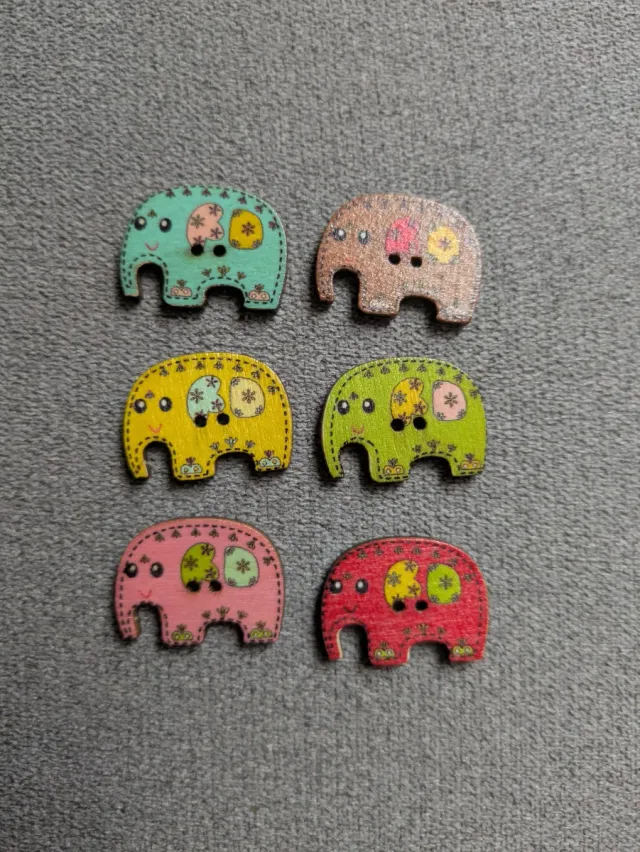 5 Botones dorados
6 botones de elefantes