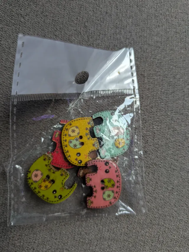 5 Botones dorados
6 botones de elefantes