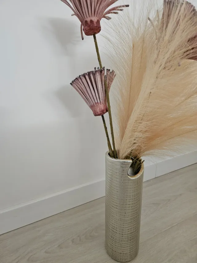 Jarrón Metálico Plateado con Flores Rosas