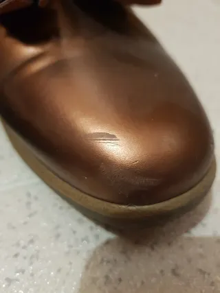 Sapatos rasos dourados com franjas