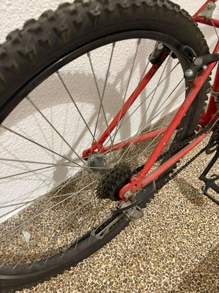 Bicicleta de montaña roja Explorer TNT