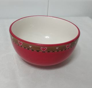 Bol rojo de cerámica con corazones