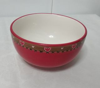 Bol rojo de cerámica con corazones