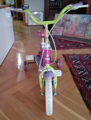 Bicicleta infantil rosa con ruedines