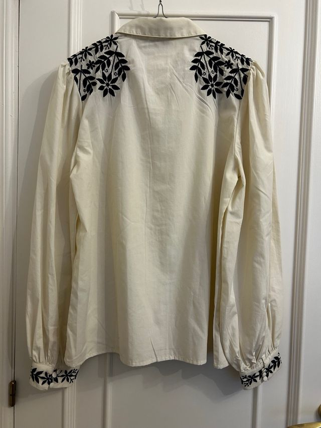 Camisa Vila bordada beige talla M