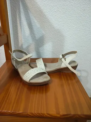 Sandalias blancas con pedrería