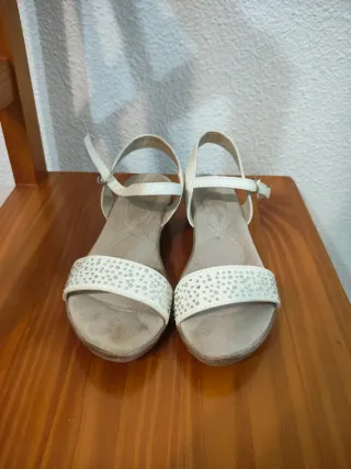 Sandalias blancas con pedrería