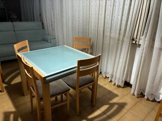 Mesa de comedor y 4 sillas