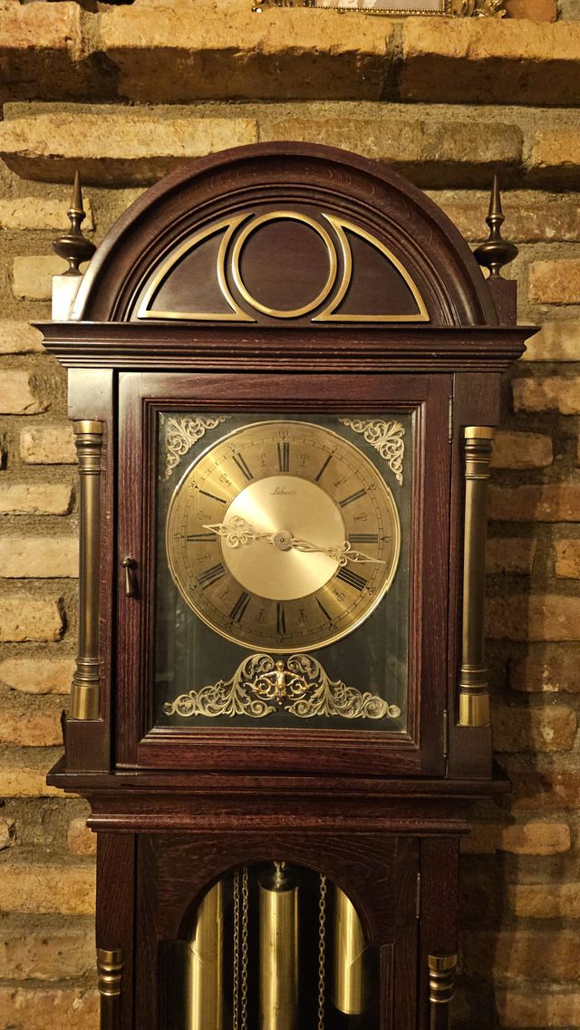 Reloj de pie clásico