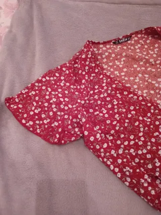 Blusa SHEIN floral roja