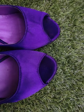 Zapatos de fiesta morados peep toe