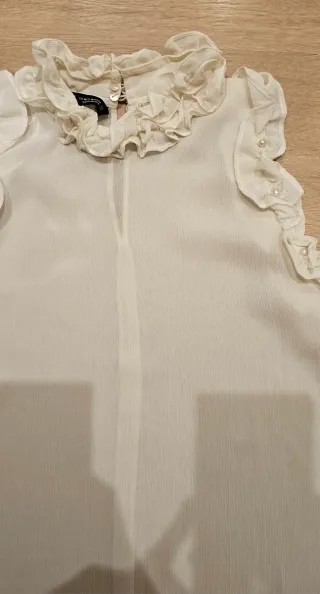 Blusa blanca de Zara. Talla XS. Sin estrenar