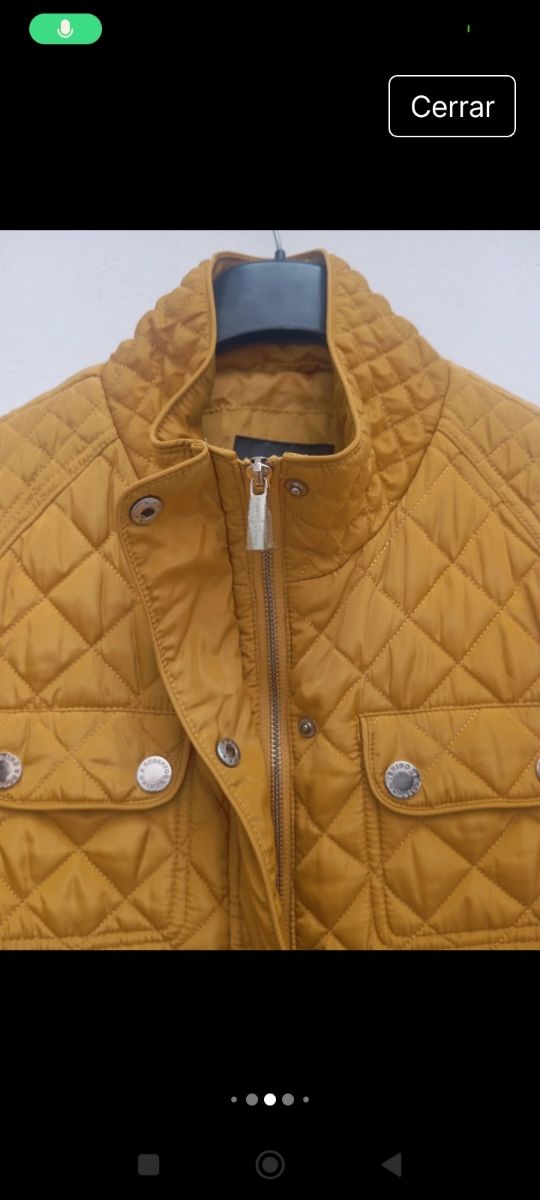 Chaleco acolchado amarillo con cinturón