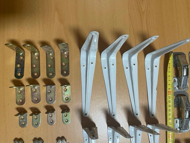 Lote herrajes, bisagras metálicos 48 piezas