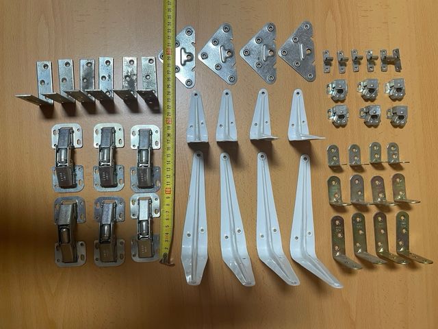 Lote herrajes, bisagras metálicos 48 piezas