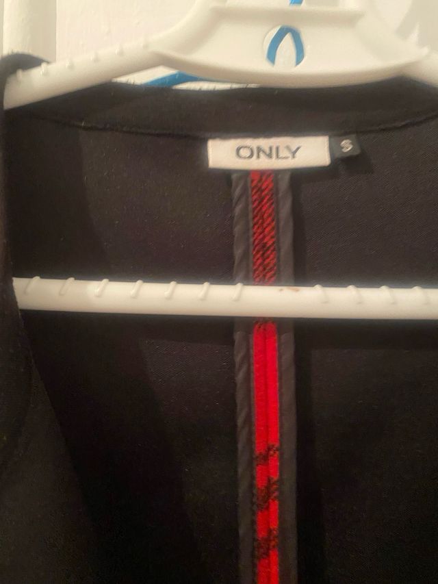 Abrigo Only rojo y negro