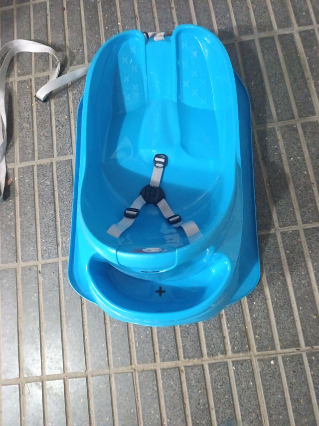 Trineo infantil azul con arnés.