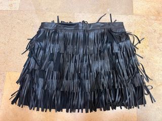 Falda negra con flecos 