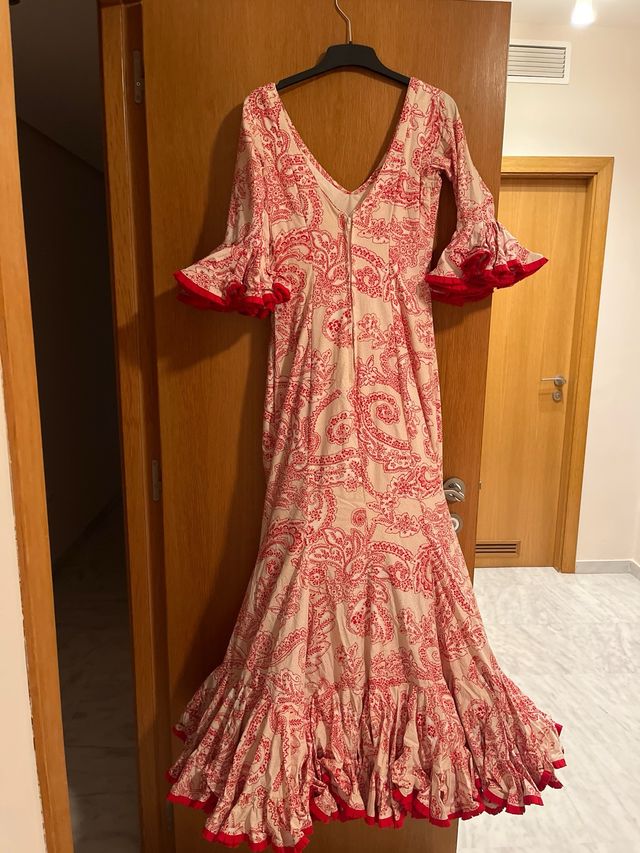 Traje de flamenca beige y rojo, talla 40