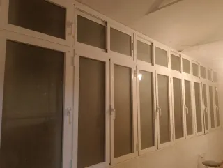 Ventanal de aluminio blanco