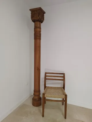Columna de madera tallada a mano
