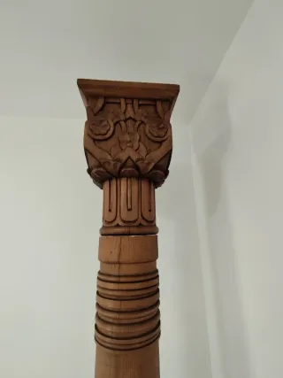 Columna de madera tallada a mano