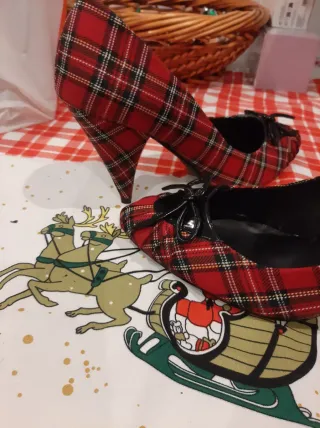 Zapatos de tacón de cuadros rojos