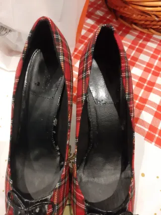 Zapatos de tacón de cuadros rojos