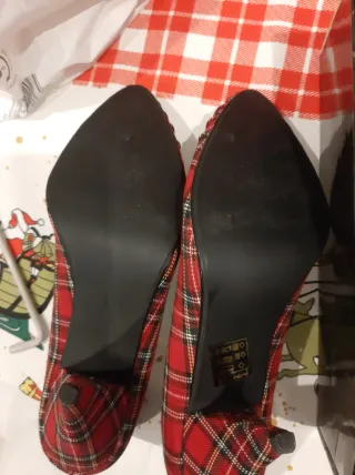 Zapatos de tacón de cuadros rojos