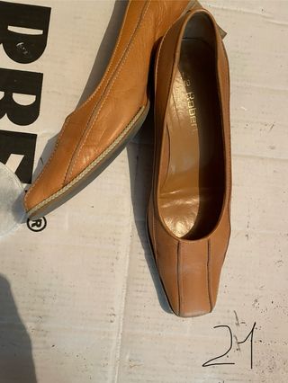 Zapatos de tacón de cuero color mostaza talla 41
