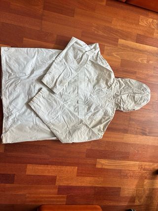 Chaqueta impermeable ligera con capucha