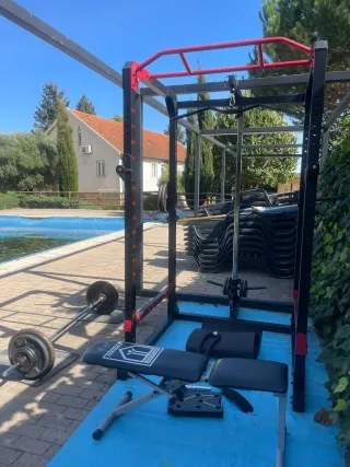 Rack de entrenamiento con poleas, mancuernas, barr