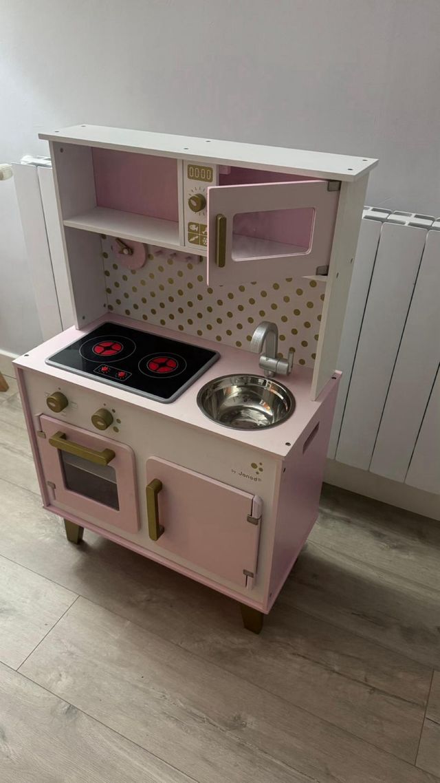 Cocinita de madera retro rosa