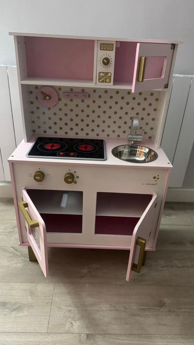 Cocinita de madera retro rosa