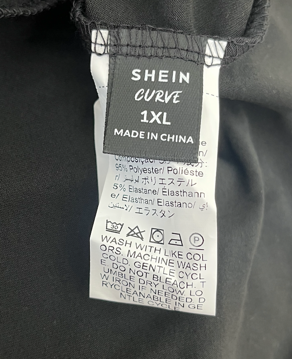 camiseta negra de tirantes con hombreras