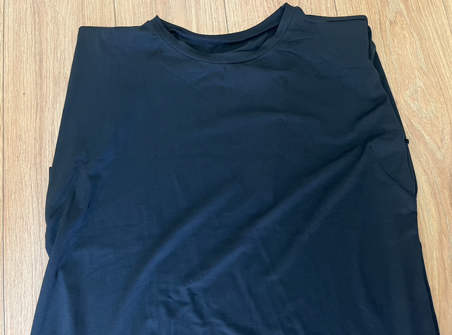 camiseta negra de tirantes con hombreras