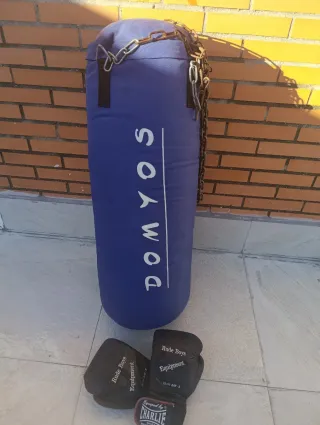 Saco de boxeo DOMYOS y guantes