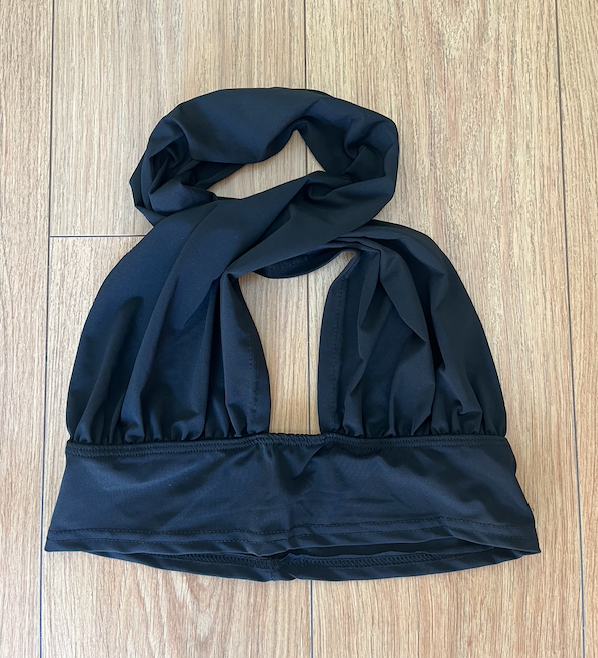 Top negro cruzado al cuello halter