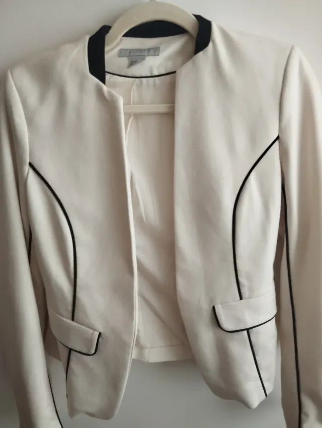 Chaqueta americana blanca con ribete negro