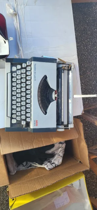 Macchina da scrivere AEG Olympia Traveller de Luxe