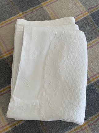 Copriletto bianco con motivo floreale