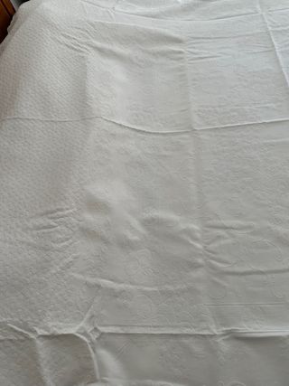 Copriletto bianco con motivo floreale