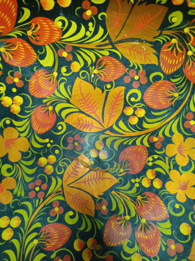 Juego de copas y jarrón pintados a mano.Madera.