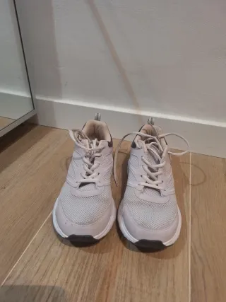 Zapatillas deportivas grises y blancas