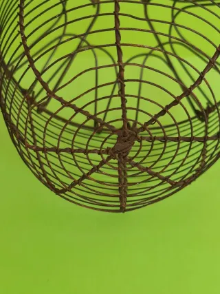 Antigua huevera de alambre