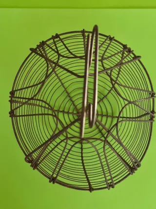 Antigua huevera de alambre