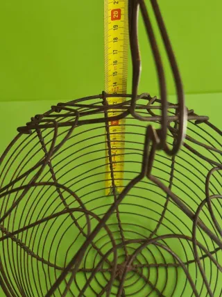 Antigua huevera de alambre