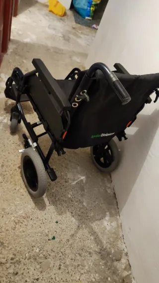 Silla de ruedas negra con apoya pies