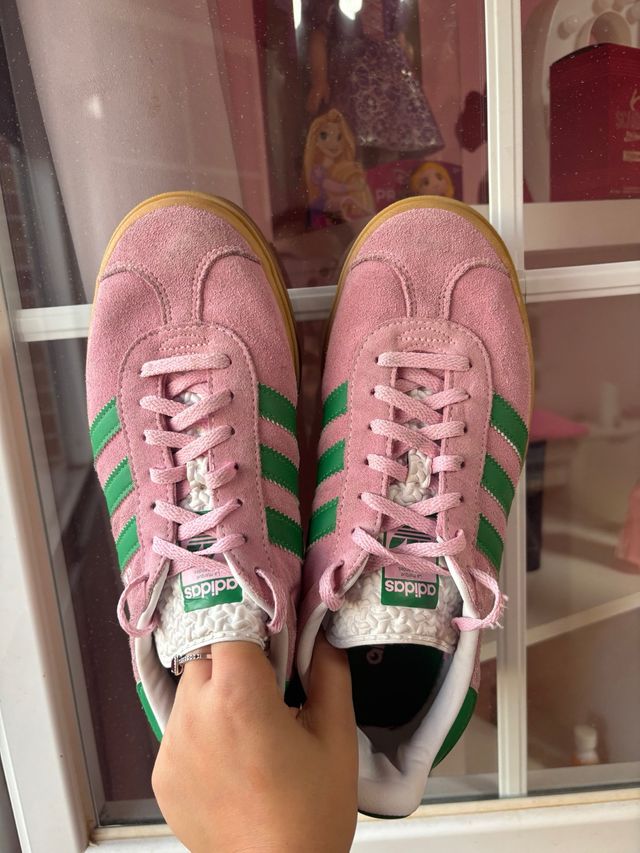 Adidas Gazelle rosas con detalles verdes